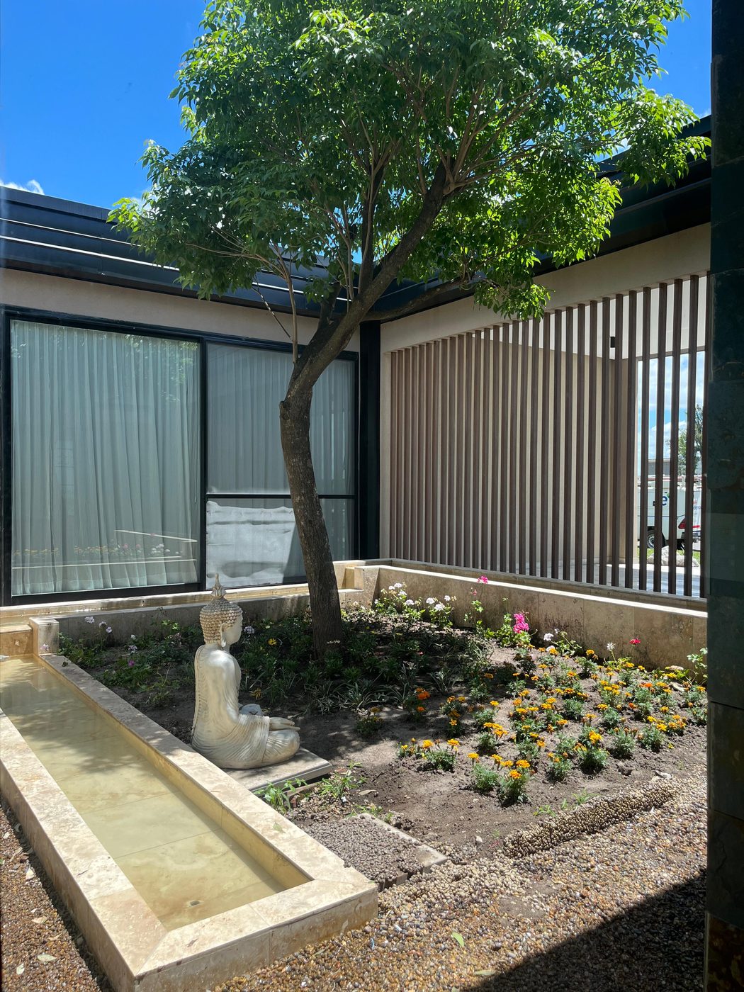 Patio y galería de una obra con Inbuild System