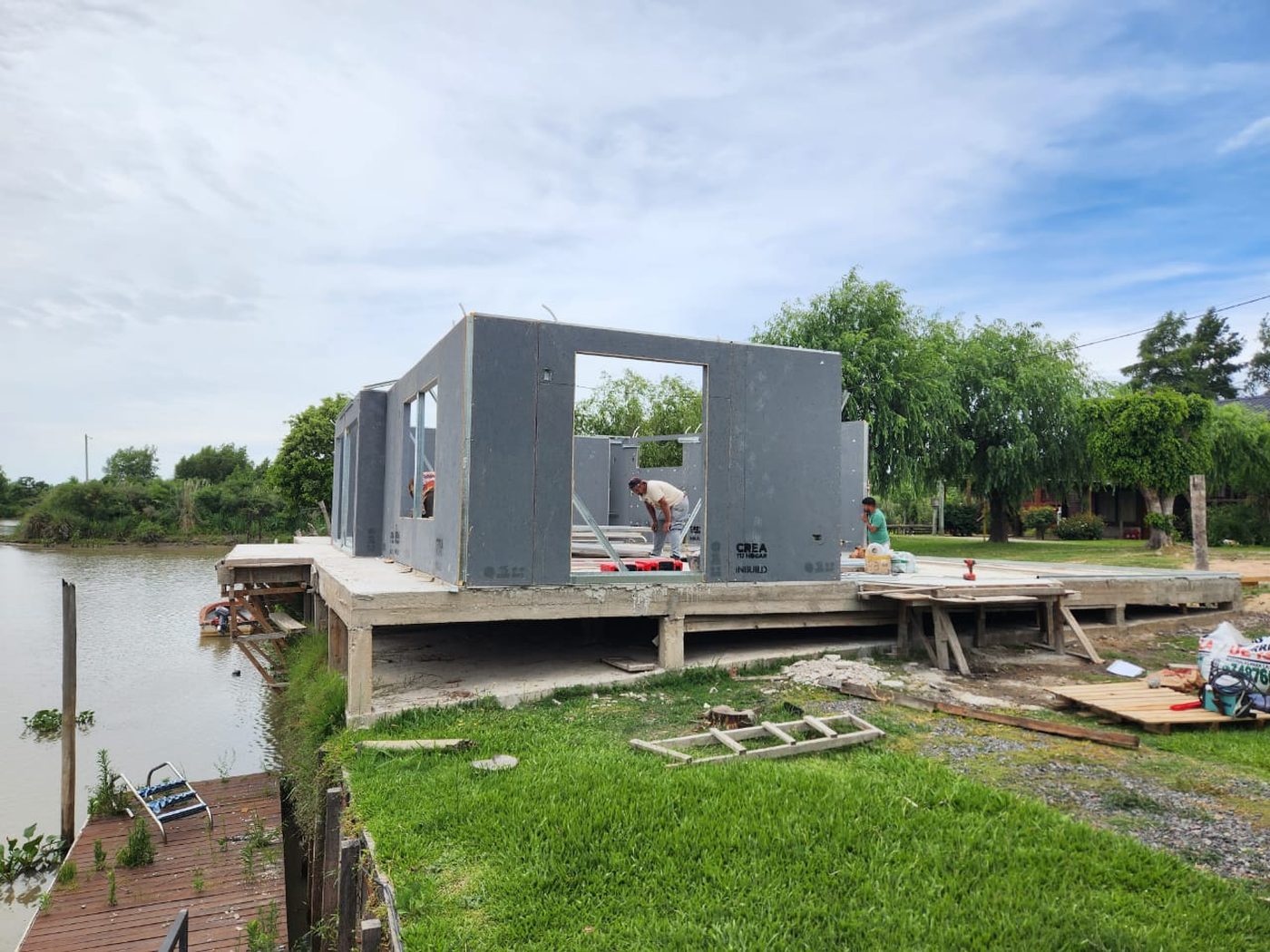 Vivienda sobre el agua en montaje con Inbuild System